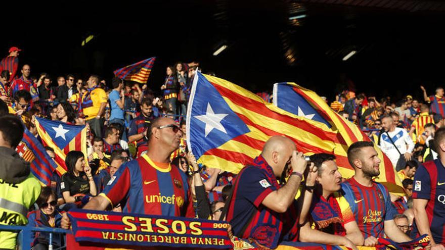 Aficionados mostrando esteladas durante la final de Copa del Rey 2016 en el Calderón.