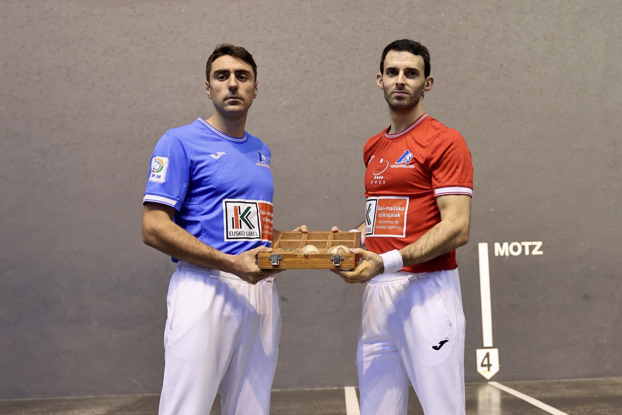 Jokin Altuna y Peio Etxeberria eligen material en el Atano III de Donostia para la semifinal del Cuatro y Medio.