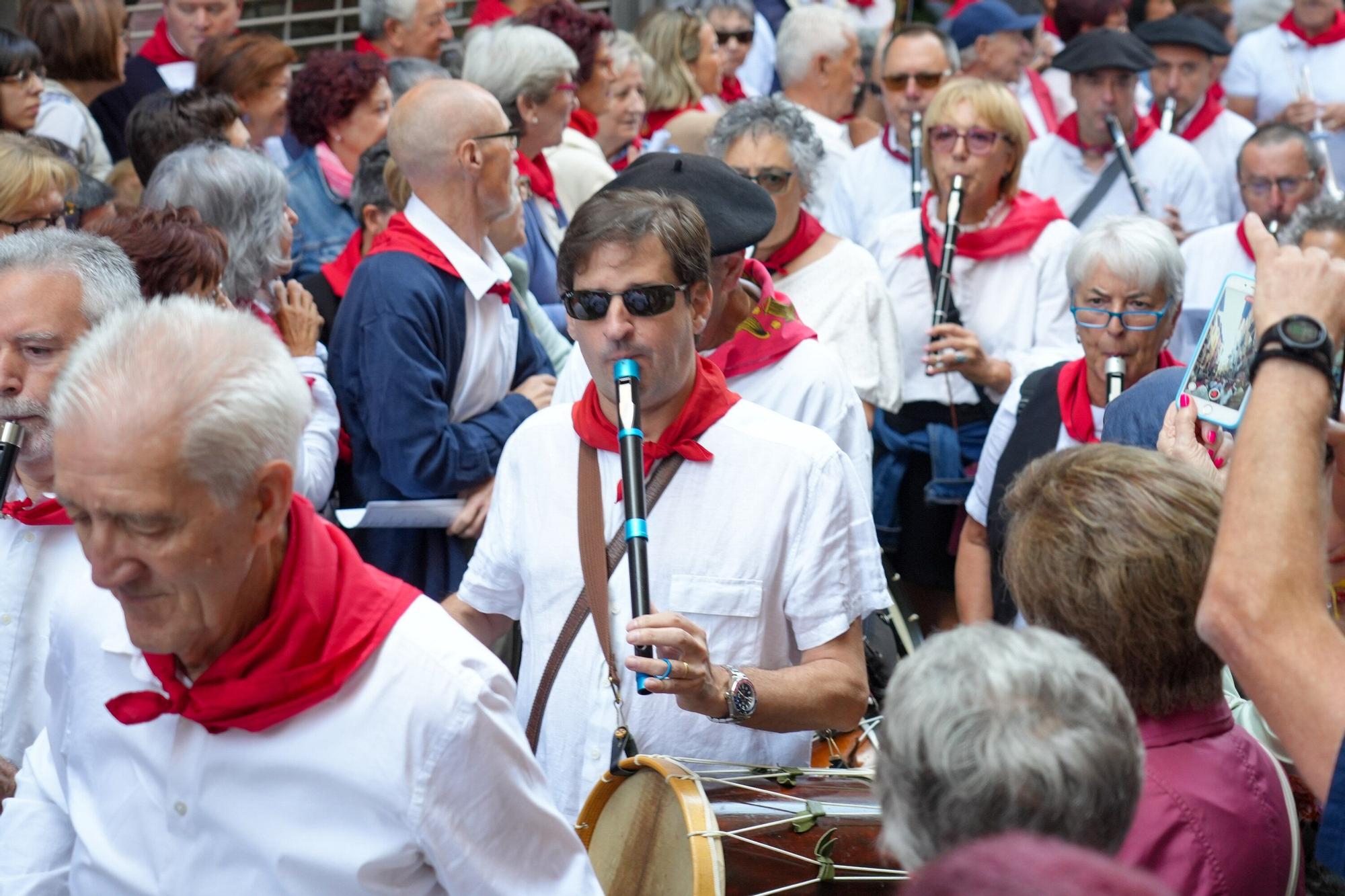 En imágenes: Los auroros despiertan a Vitoria con sus canciones