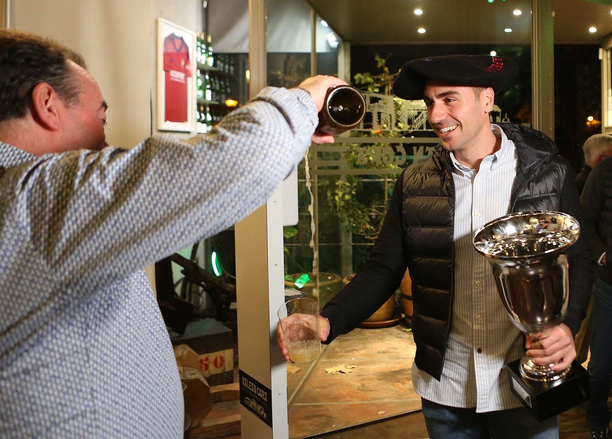 Fotos de la celebración de Peio Etxeberria tras lograr su primera txapela del Cuatro y Medio