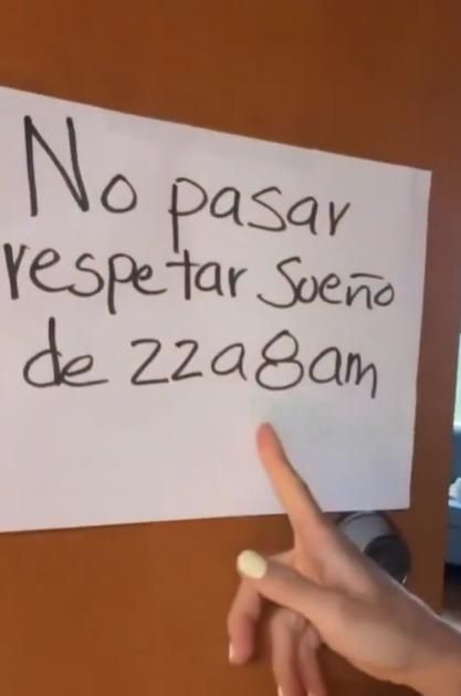 La influencer puso un letrero para que no entraran a su habitación.