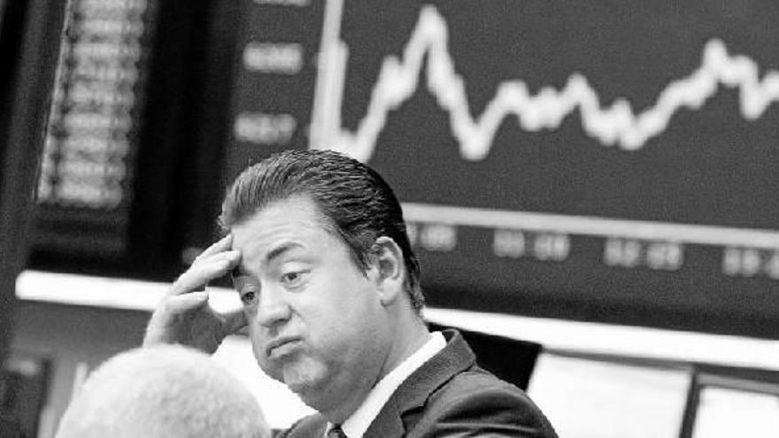 El Ibex cierra una semana negra con una caída del 10%, la mayor desde el rescate a Grecia en mayo de 2010