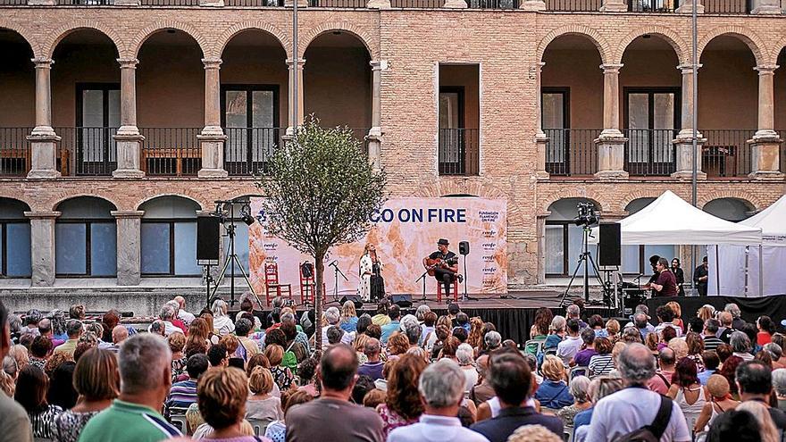 El Palacio de Ezpeleta, rebautizado ahora como Escenario Pansequito, en una imagen de 2024 con Salomé Pavón y Jerónimo Maya.