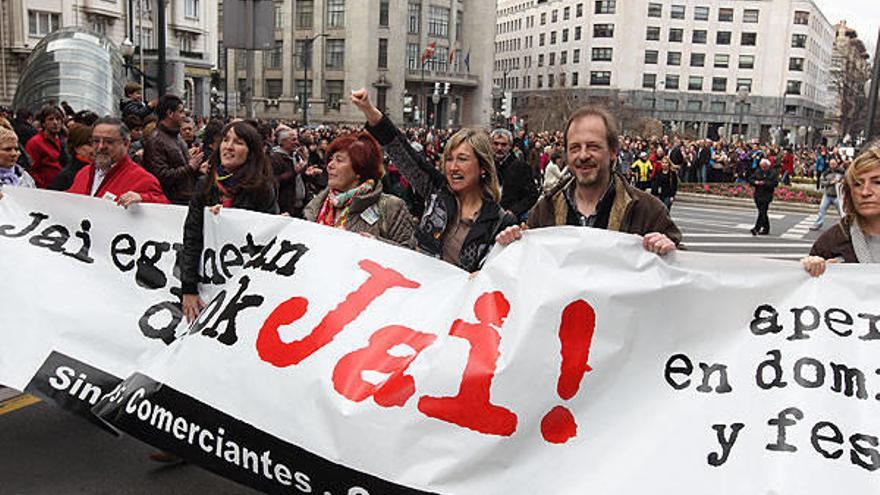 Miles de personas se manifiestan contra la apertura de comercios en festivos