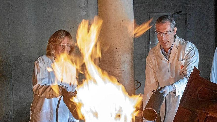 Eider Mendoza y Markel Olano apagaron el fuego de un vehículo con sendos extintores.