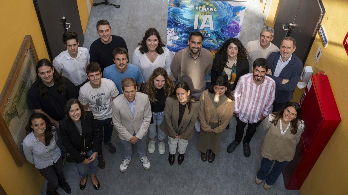 Estudiantes de doctorado y responsables de la Cátedra Tracasa de la UPNA posan antes de la sesión, con una de las ponentes, Verónica Bolón (2.ª izq., primera fila).