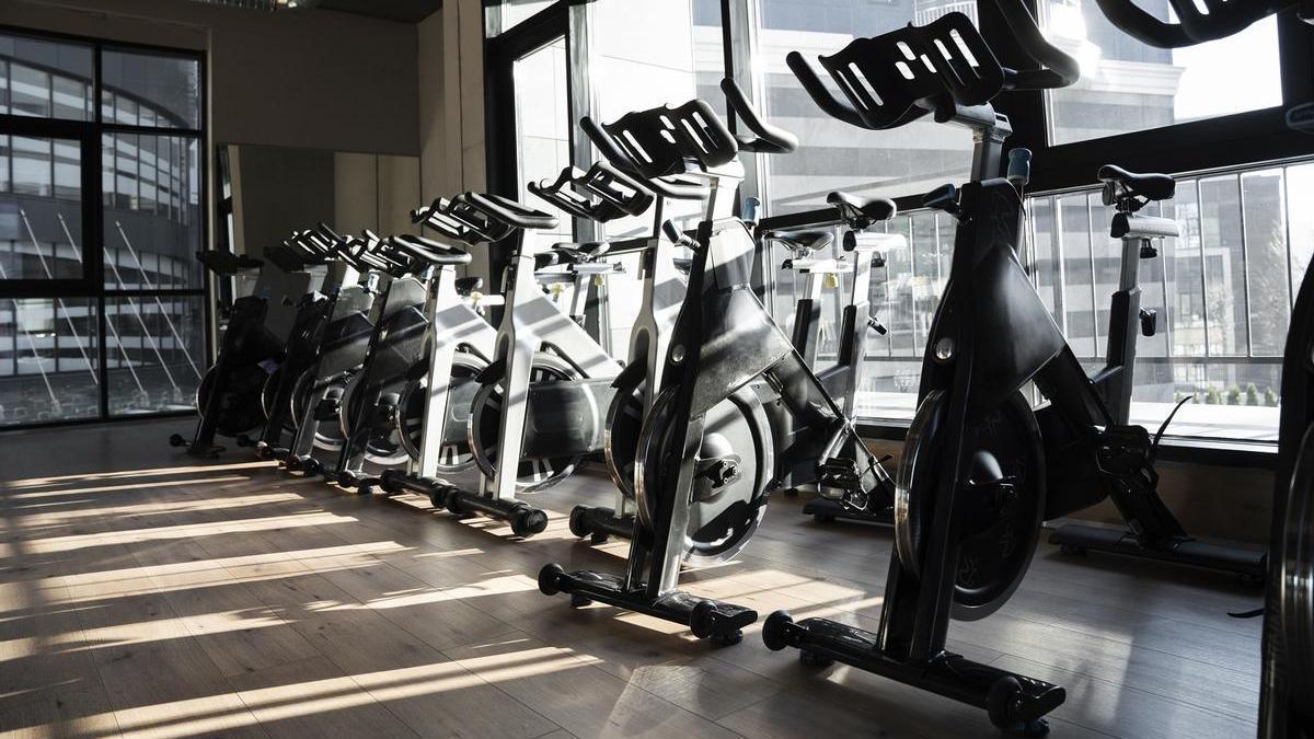 Bicicletas estáticas en el interior de un gimnasio.