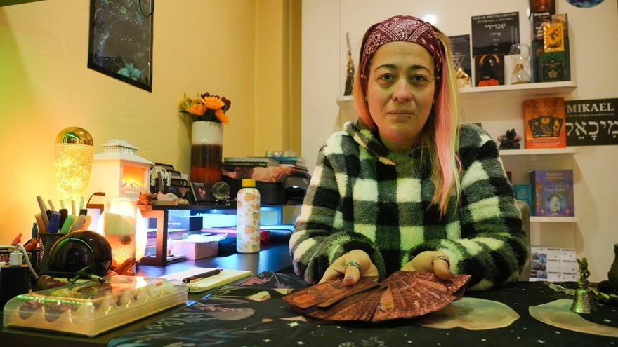 “La mayoría de jóvenes se interesa de verdad en el tarot y estas cosas”