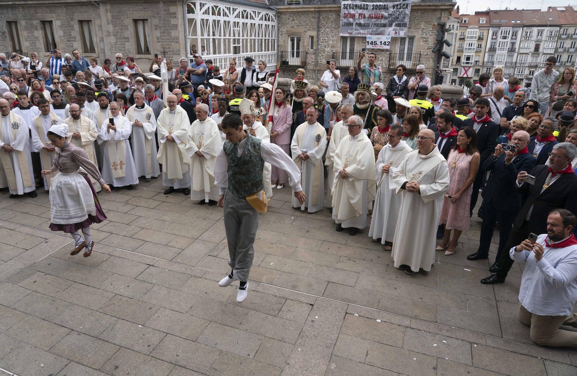 Ofrenda Floral y Aurresku de Honor a la Virgen Blanca