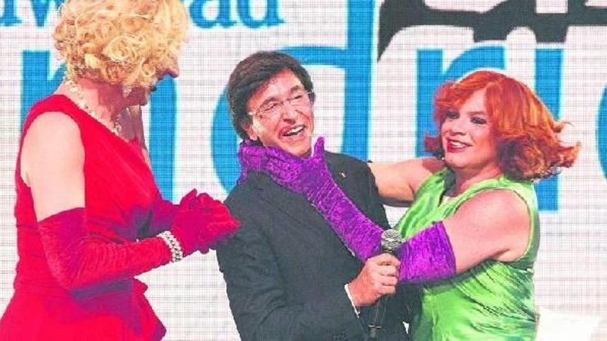 Elio di Rupo, besado por un travesti