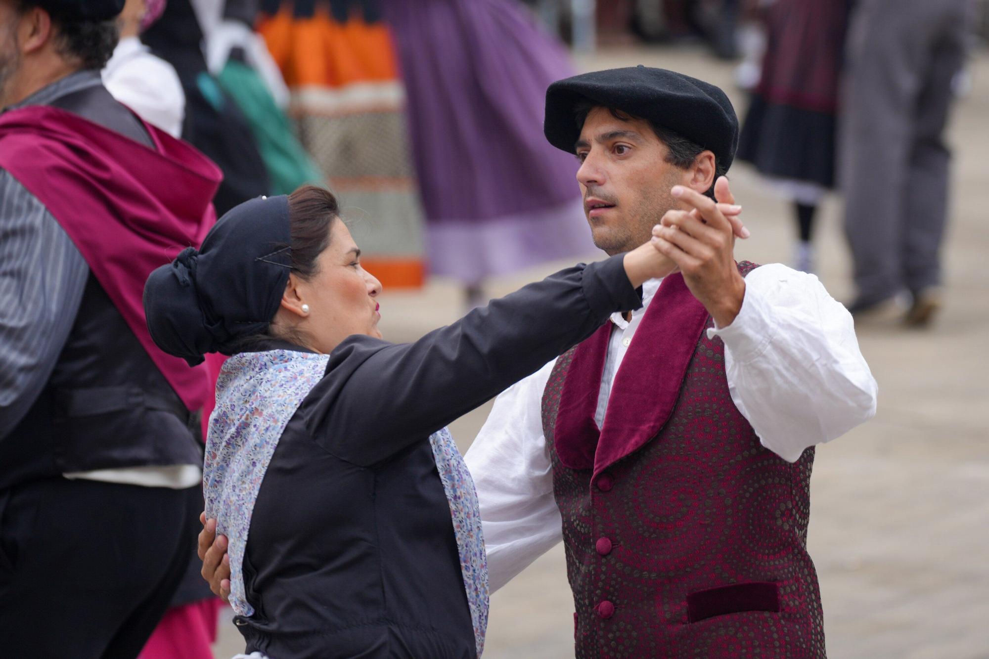 En imágenes: Los dantzaris se adueñan de la Plaza Nueva en el tradicional Zortziko