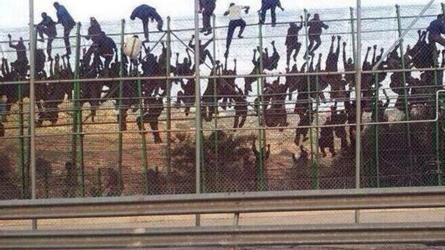 500 inmigrantes  entran en Melilla en el mayor salto a la valla