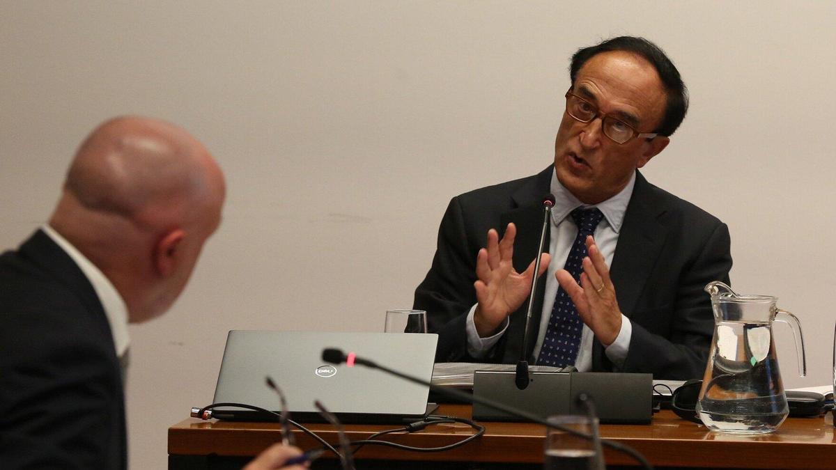 Polo, en uno de los encontronazos que sostuvo con Esparza, en la primera comparecencia de la comisión de investigación.