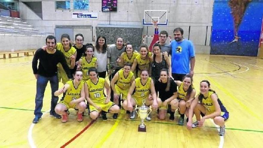 Jugadoras del sénior y entrenadores, posando con la Copa tras ganar la final a cuatro. Fotos: fernando berrueta