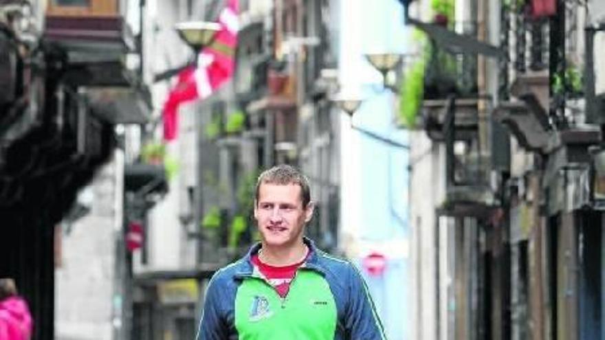Aritz Laskurain pasea por Soraluze, su localidad natal.