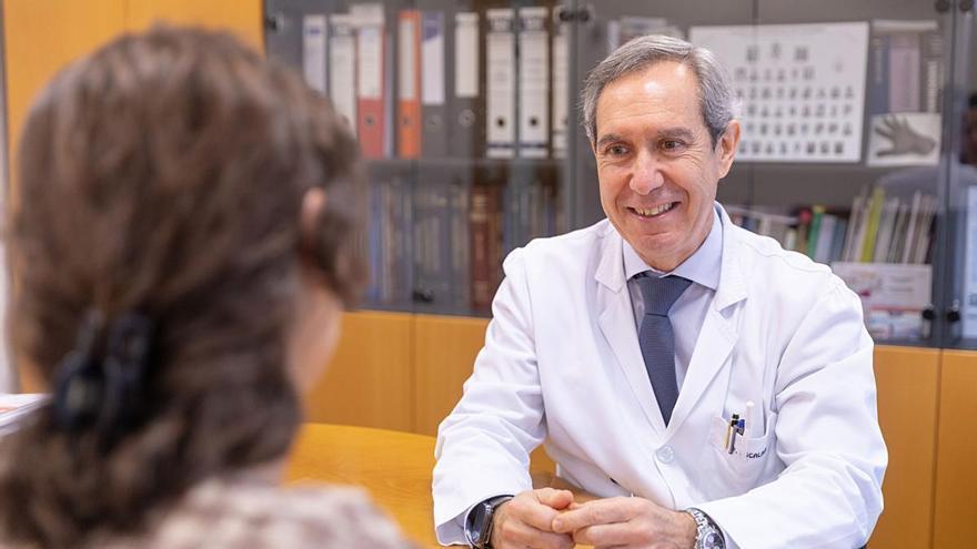Javier Escalada, doctor de la UN: “Observamos más casos de osteoporosis entre mujeres jóvenes, antes de la menopausia”