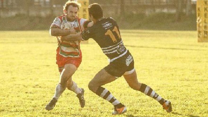 Oier Garmendia evita el placaje de un jugador de El Salvador.