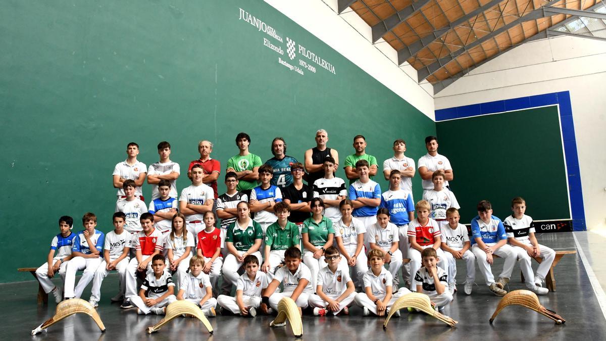 Los y las participantes en el campus junto a sus maestros en el frontón Juanjo Atxa Pilotalekua de Elizondo.
