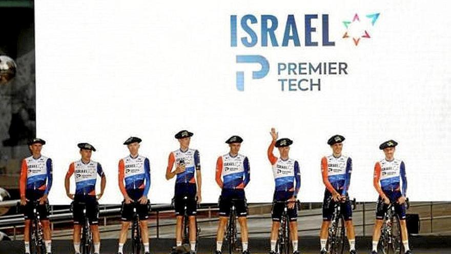 Los ciclistas del Israel Premier Tech, con txapelas en Bilbao durante la presentación del Tour de Francia 2023.  | FOTO: EFE