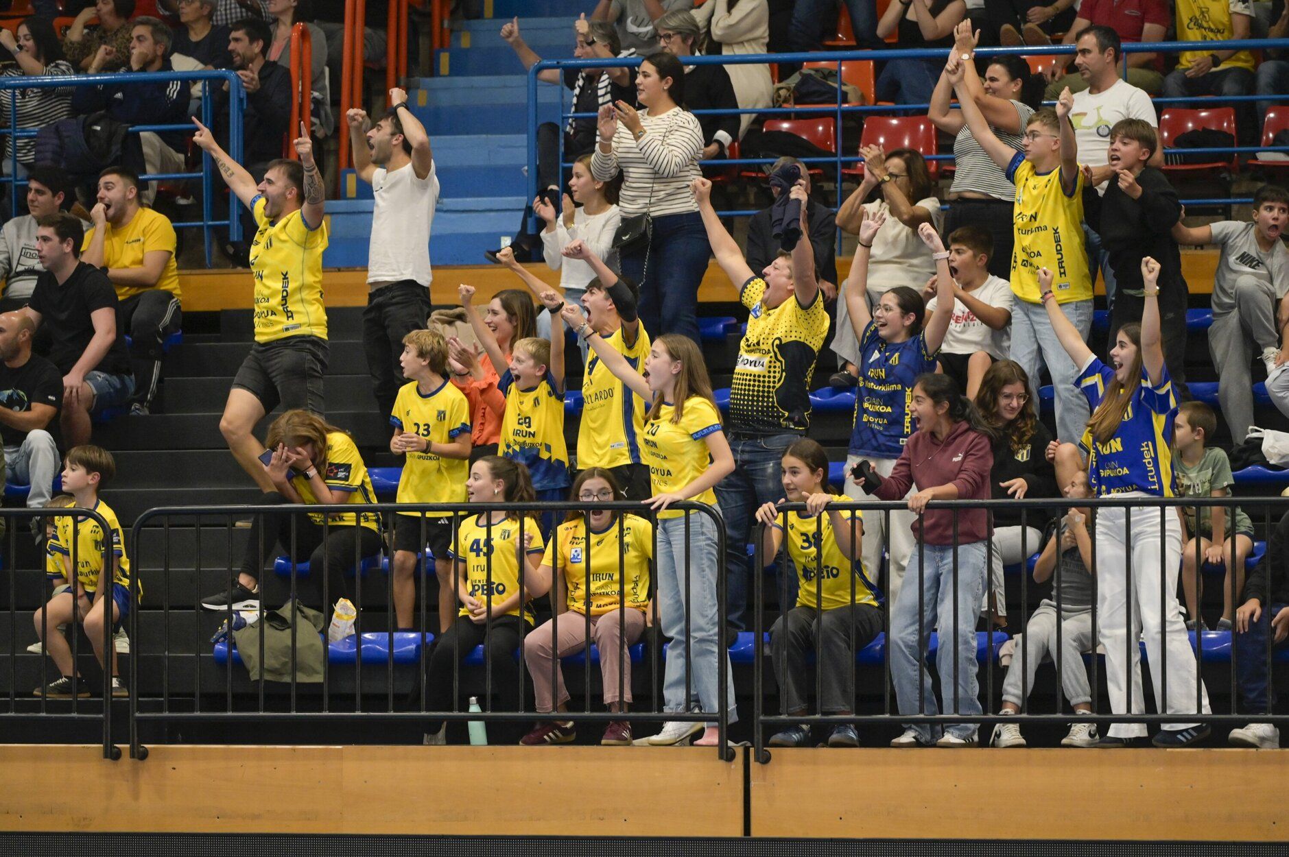 La afición del Irudek Bidasoa Irun, en un partido en Artaleku