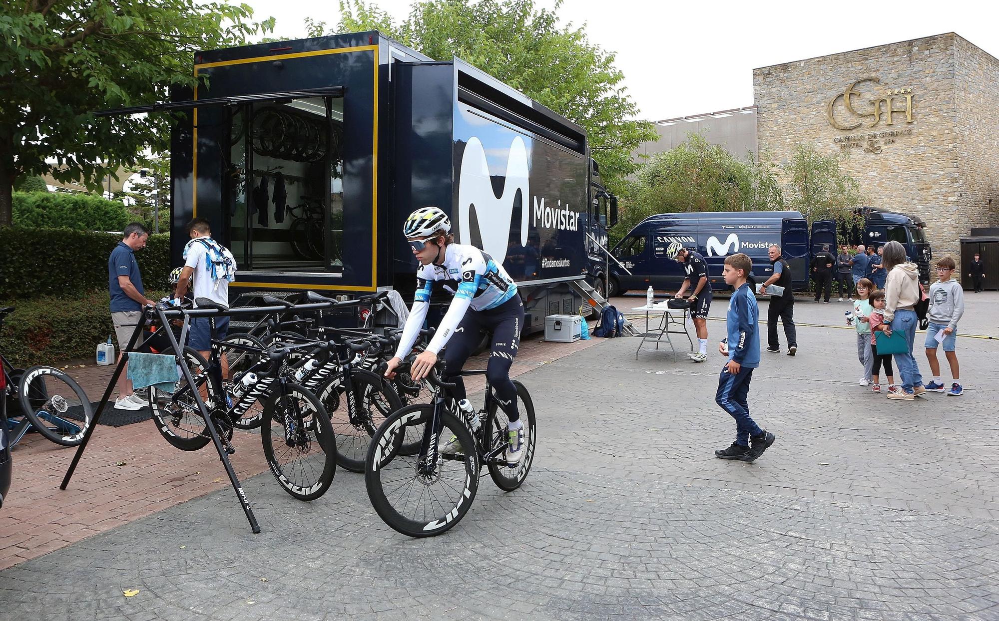 Movistar Team sale a rodar por la Comarca de Pamplona en la jornada de descanso de La Vuelta