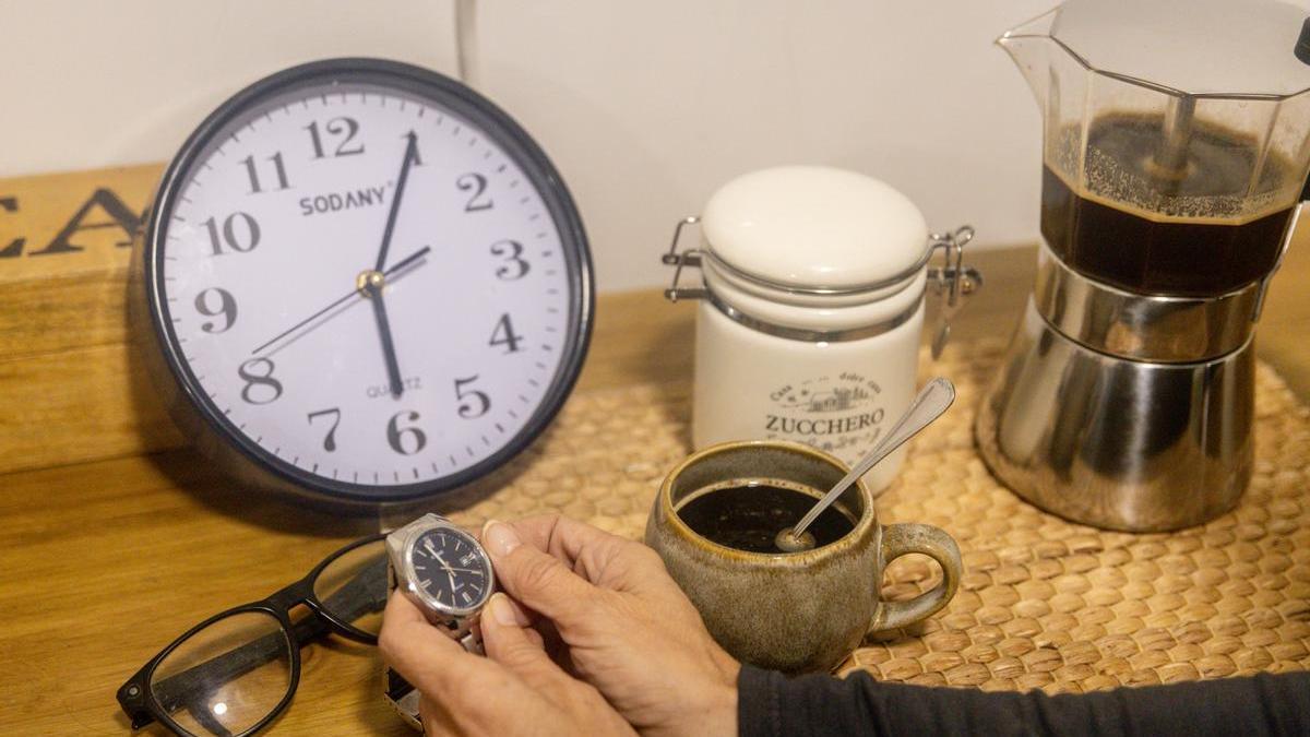 Una persona ajusta las manecillas de su reloj de pulsera tras el cambio horario como el que se implantará en la madrugada de este domingo. Una persona ajusta las manecillas de su reloj de pulsera tras el cambio horario como el que se implantará en la madrugada de este domingo.