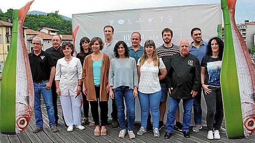 Representantes de la organización de la Fiesta del Besugo y la Sidra.