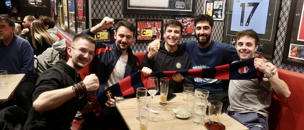 En imágenes: Los bares de Gasteiz vibran con el triunfo del Baskonia