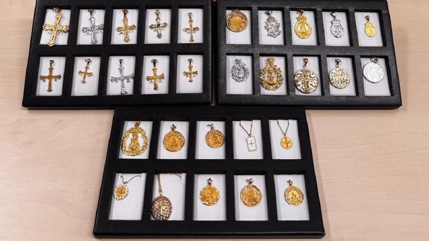 Detenido cuando iba a vender unas medallas robadas a un trabajador de una joyería en Oviedo