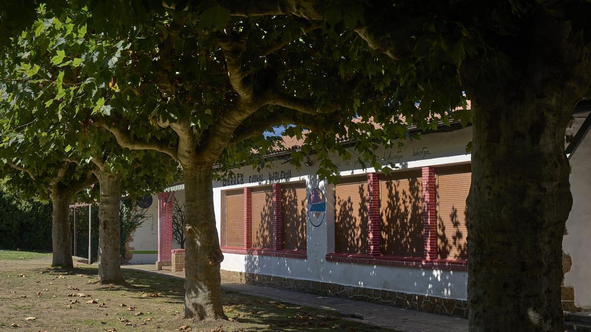 Vista del edificio donde se celebra el campamento de Bernedo