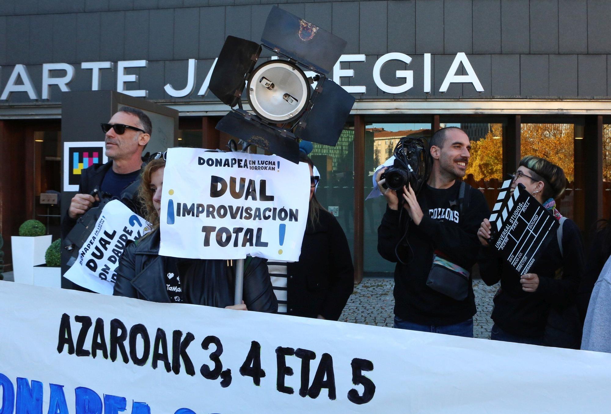 FOTOS | Momentos de tensión en la concentración de docentes de FP ante el Foro del Baluarte