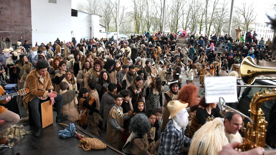 La lluvia altera, pero no puede, con el carnaval txiki de Elizondo