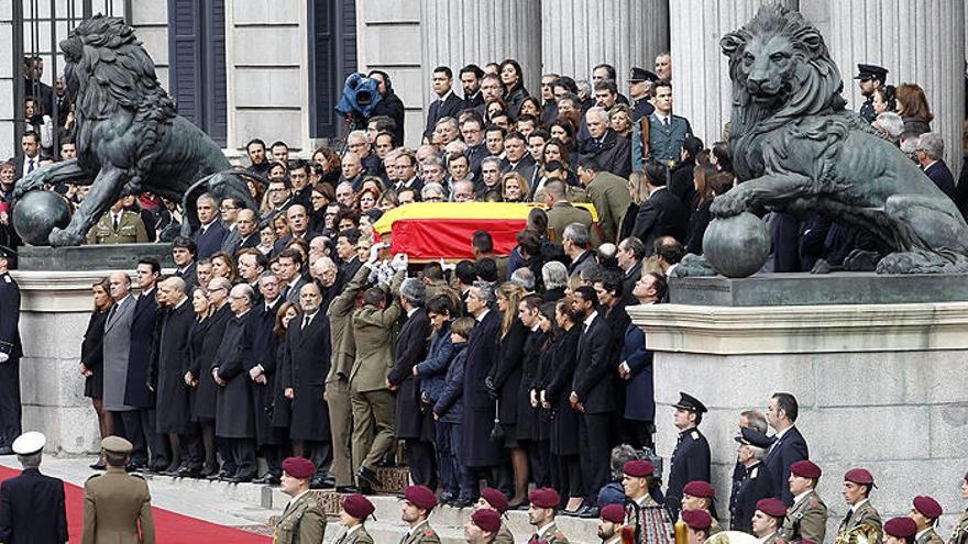 El féretro de Adolfo Suárez, portado por un piquete de honor, ha abandonado el Congreso de los Diputados por la escalinata de la Puerta de los Leones
