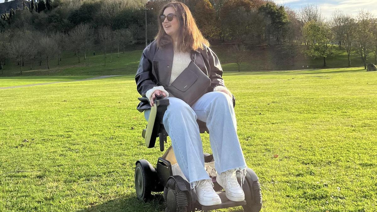 Andrea López sufre una enfermedad degenerativa que le obliga a estar en silla de ruedas desde hace tres años.