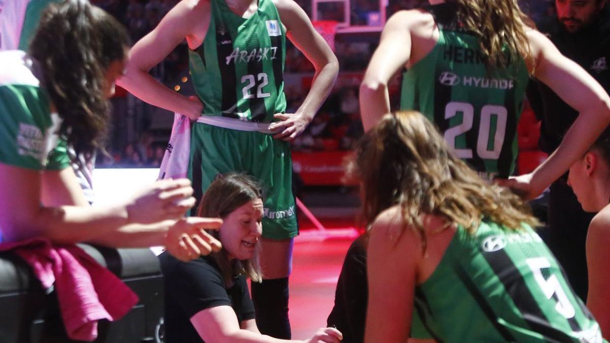 Made Urieta da instrucciones en el reciente partido en Zaragoza en un tiempo muerto