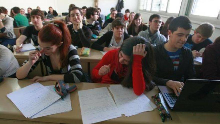 Alumnos asisten a una clase.