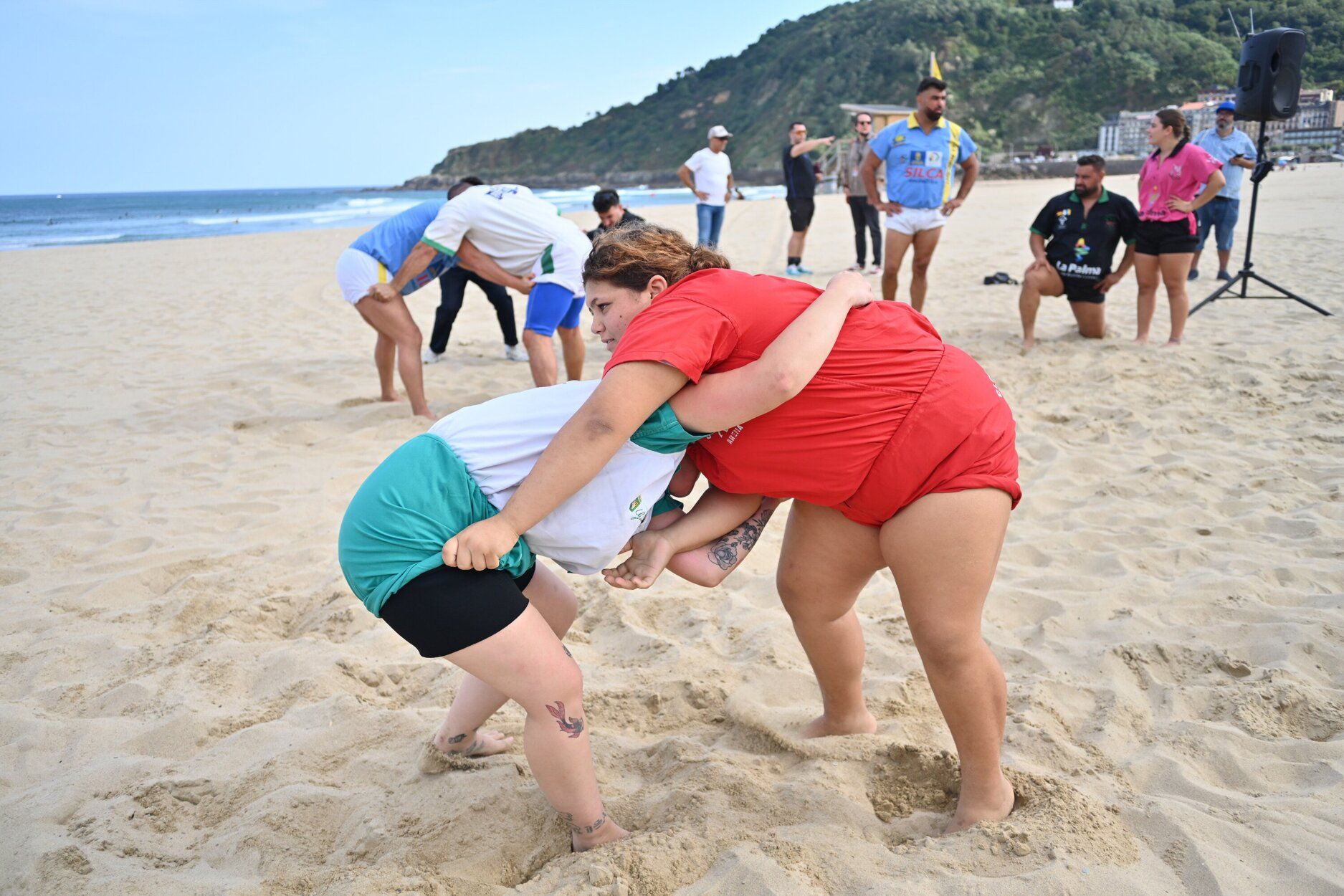 Espectacular exhibición de lucha canaria en la playa de la Zurriola