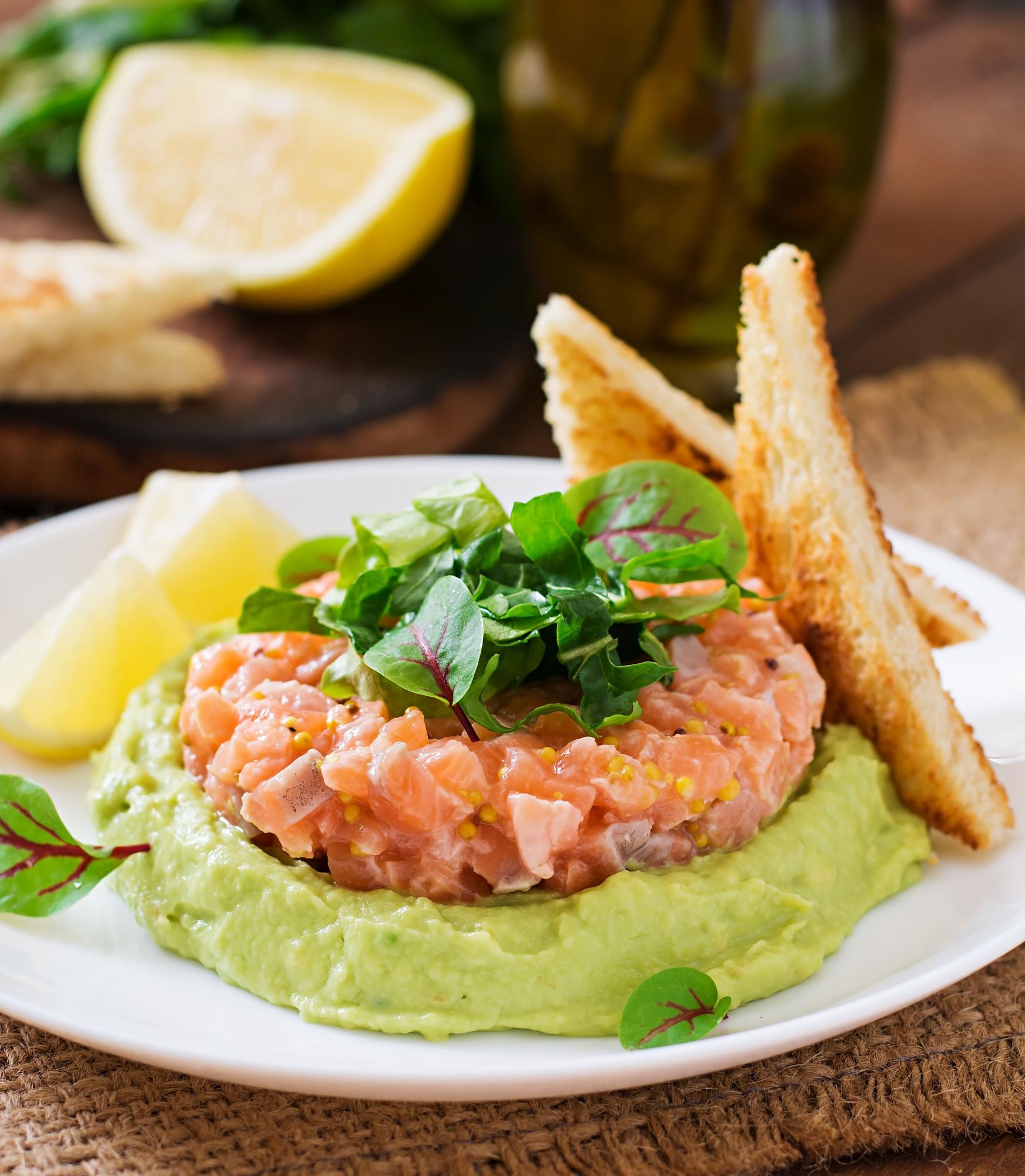 Tartar de aguacate y salmón.