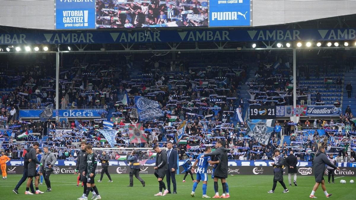 Afición y jugadores celebran una de las victorias en Mendizorroza de esta temporada.