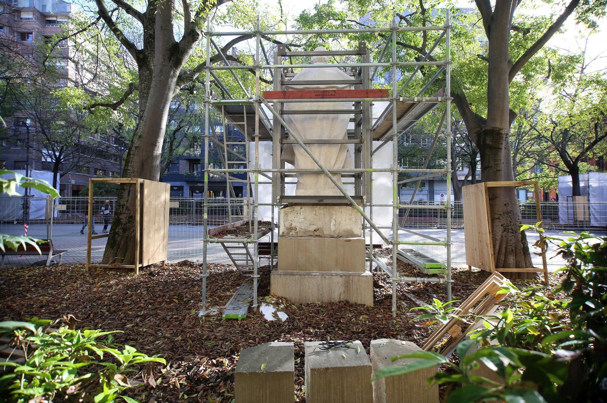 Preparativos para el traslado de las estatuas del Paseo Sarasate
