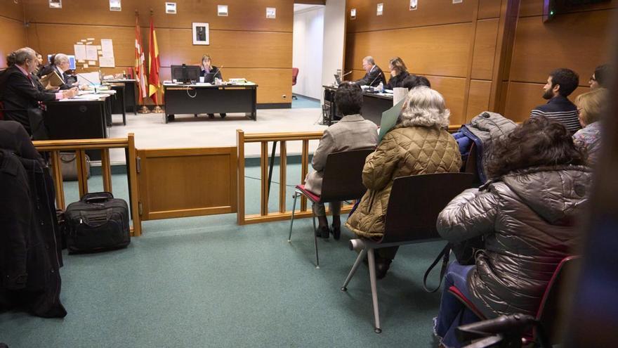 Absueltos los 21 antiabortistas que rezaban frente a una clínica en Euskadi