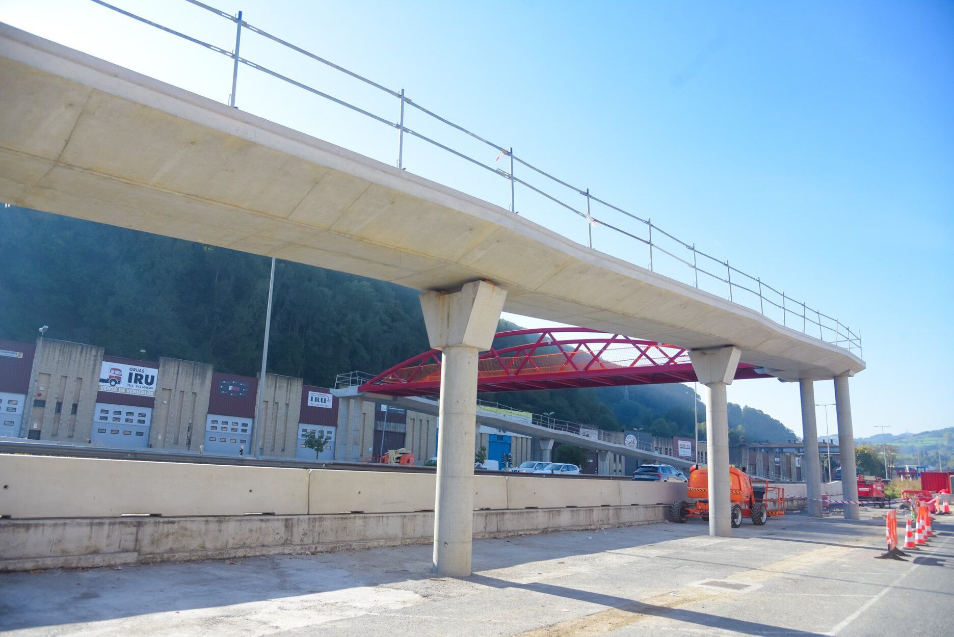 Instalación de la pasarela sobre la N-1