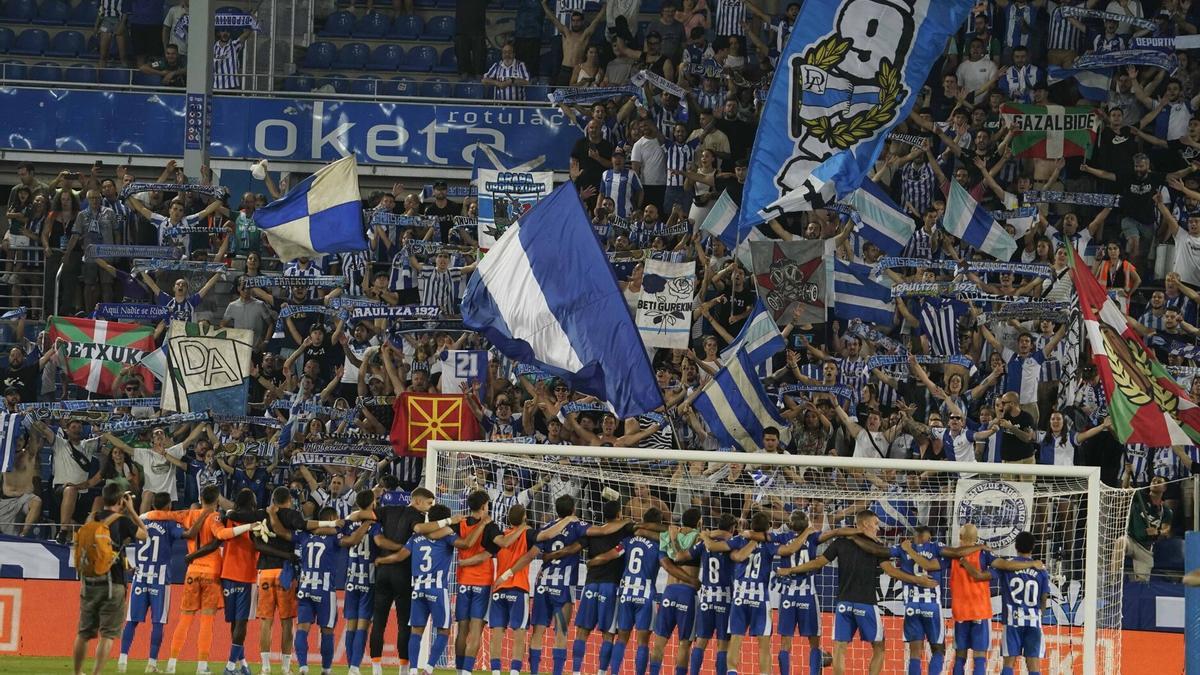 La plantilla albiazul celebra junto a Iraultza la victoria del pasado sábado frente al Levante.