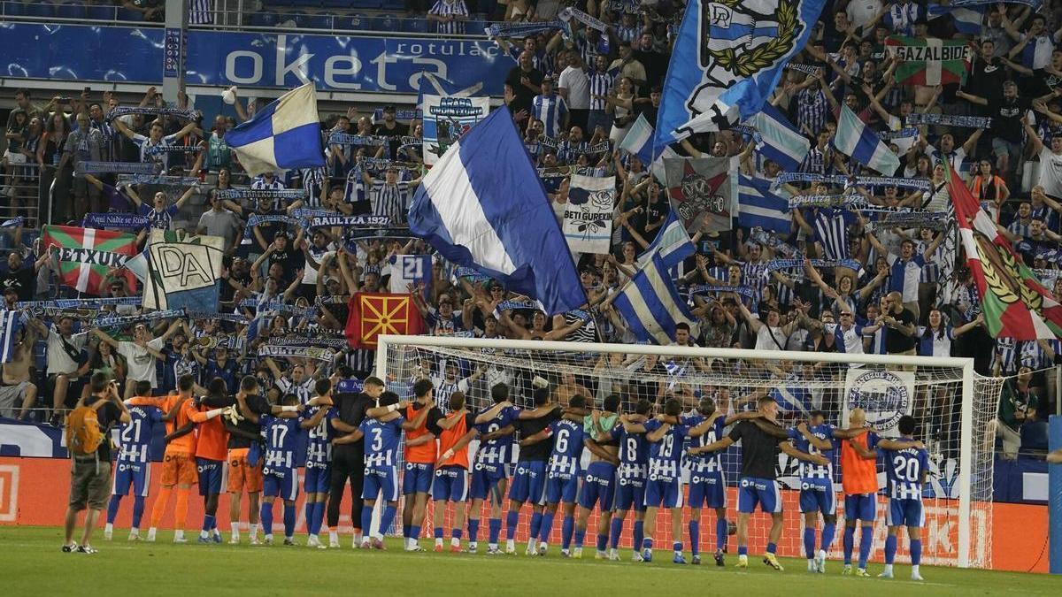La plantilla albiazul celebra junto a Iraultza la victoria del pasado sábado frente al Levante.