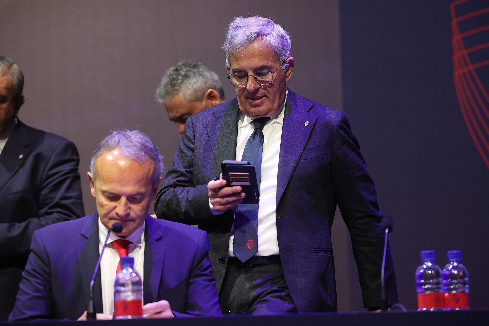 Fotos de la Asamblea de socios de Osasuna en Baluarte