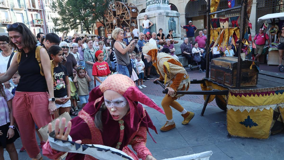 Grupos de animación de calle para entretener al público.