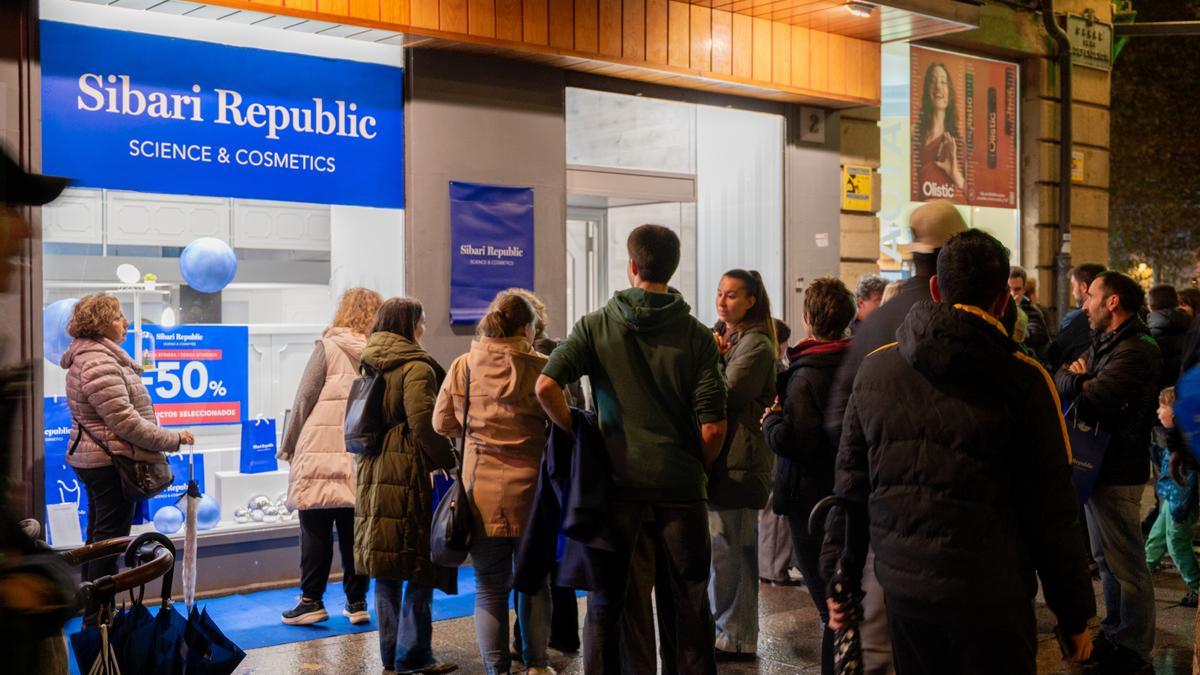 Colas en la apertura el pasado jueves de la nueva tienda efímera de Sibari Republic en Vitoria