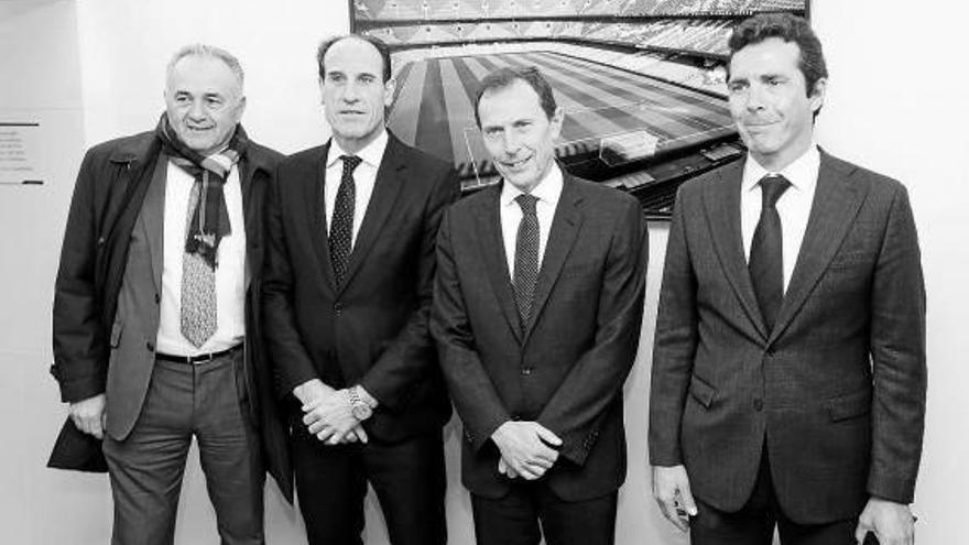 Gordillo, Voro, Butragueño y Amor, posando ayer en el Benito Villamarín tras el sorteo. Gordillo, Voro, Butragueño y Amor, posando ayer en el Benito Villamarín tras el sorteo.