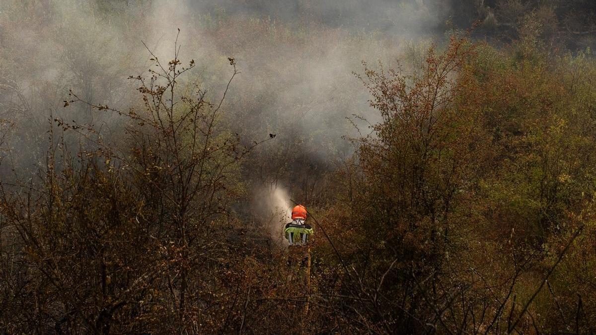 Un bombero trabaja en las labores de extinción de un incendio en León.