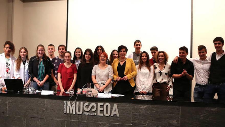 Integrantes de los centros premiados en el concurso, junto a la consejera María Solana.